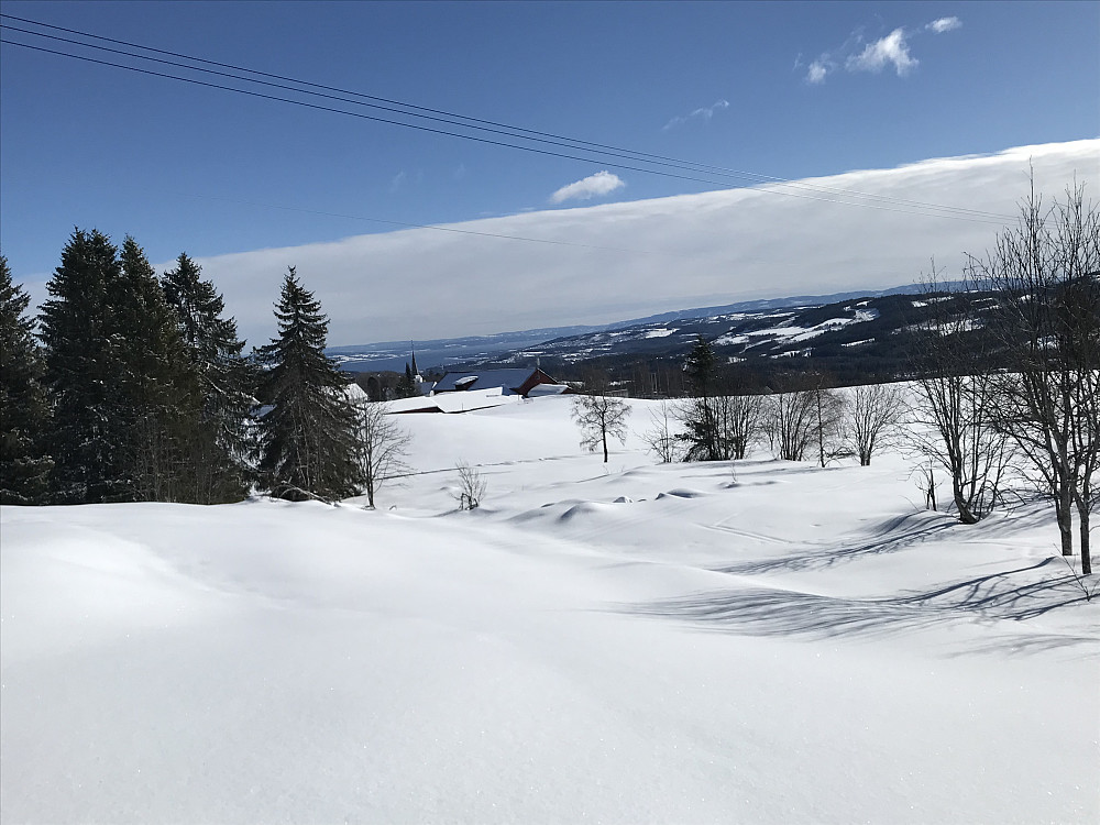 Fra Haugrunden. Ser Vardal kirke, og Mjøsa i bakgrunnen