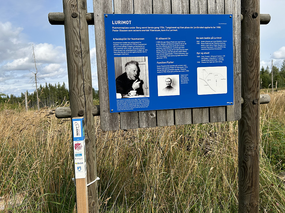 Fine skilt som forteller litt om historien langs stien.