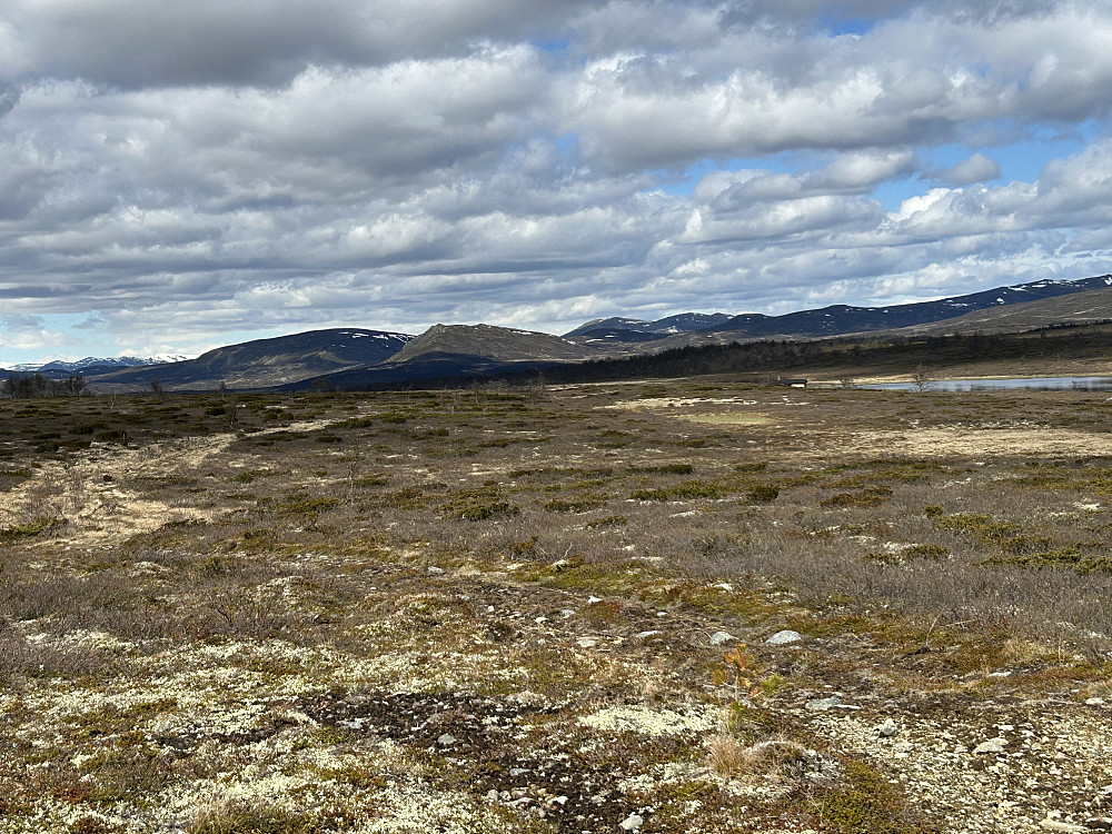 Ser mot Norbukampen, Hundtjernet sees foran