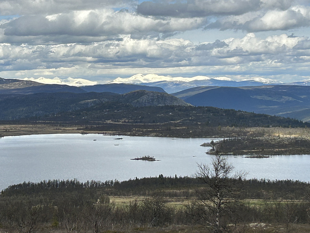 Utsikt fra parkeringa mot Nedre Ongsjøen. Rondane bak. 