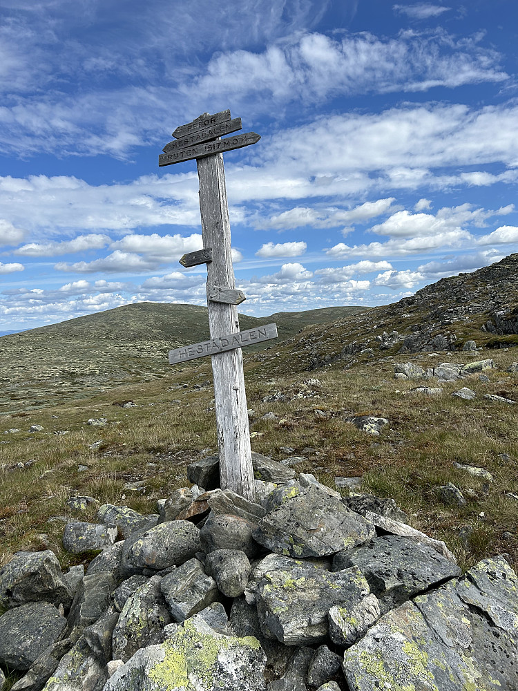 Gamle skilt i området, her har vi kommet inn på råk fra Fefor ( og Graslia)