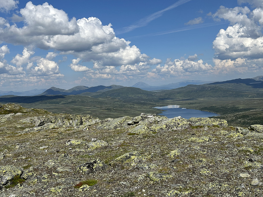 Ser bl.a. Storhøpiggen og Heidalsmuen