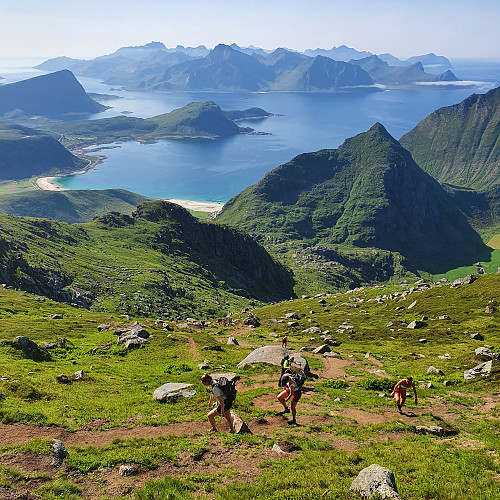 Mannen helt der nede. Flakstadøya og Moskenesøya lengst ute. Seig men fin bakke oppover.