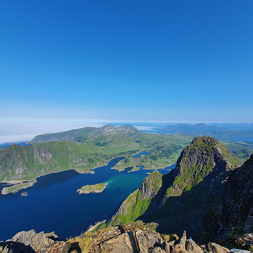 Fra Hovedtoppen mot Tangvåg og Saupstad. På denne siden går det rett ned.