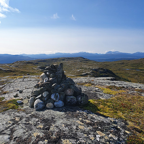 Liten varde på toppen. Panoramautsikt mot Trollheimen.