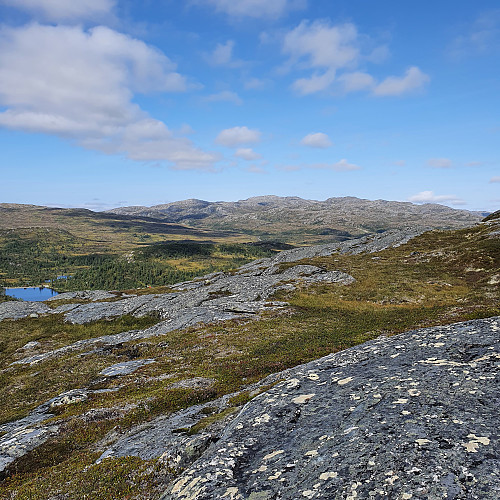 Hurundsjøen til venstre, og Irfjellet i bakgrunn.