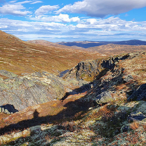 Ved Nekkjåa mellom Langtjønnsfjellet og Storskarven . Romundhaugen i nord