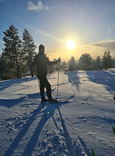 Omsider strålende vær og vinterforhold på Elgshøgda. Etter  nesten 3 uker med regn, vind, snøstorm, overvann osv var det godt med en normaltur.