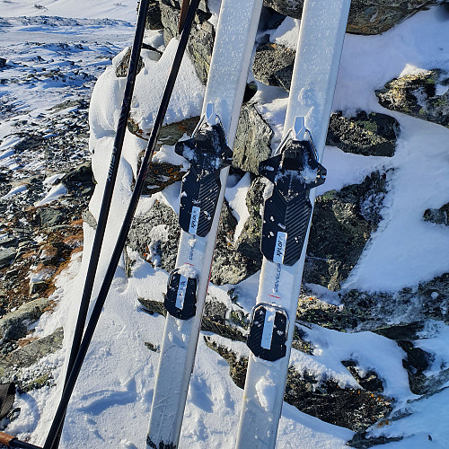 Har skiftet til de nye Rottefella Explore bindingene. Stor forbedring fra BC-systemet. Skiftet til hardere kloss på bindingen før nedkjøringa, og fikk en utrolig mye stødigere tur ned.