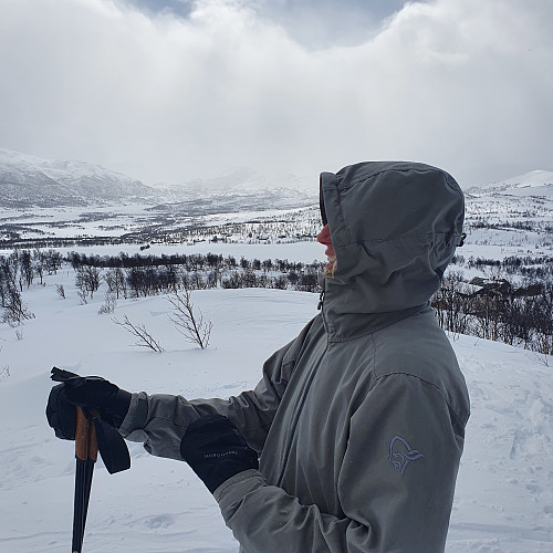 Fint mellom skurene. Skaret i bakgrunn.