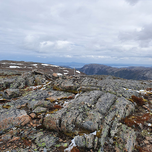 Toppen av Håkavikfjellet med Lauvnesheia og Ørlandet i bakgrunn.