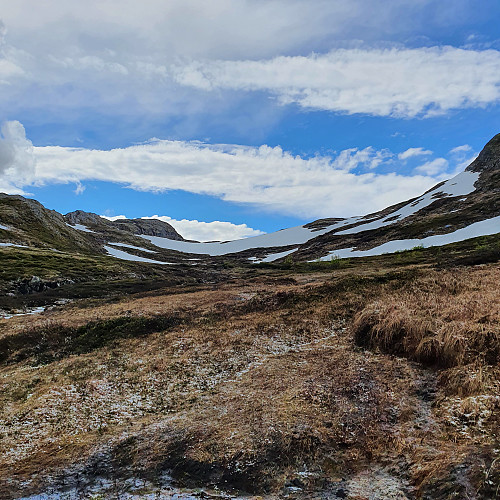 Oppstigning i dalen mellom Håkkåfjellet til venstre og Kaldalsknippen til Høyre. Overvatn, hagl og snø.