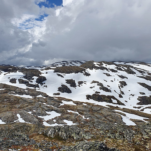 Mye snø igjen på Irfjellet.