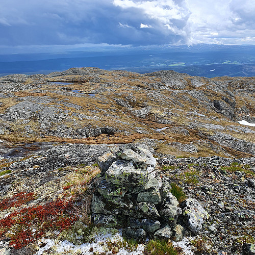 Svarte skyer i øst.
