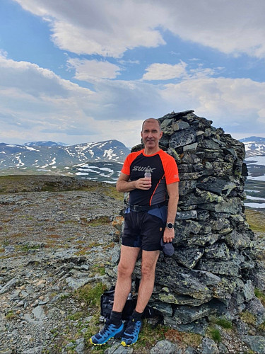 Vardhøa. Høghø i bakgrunn.