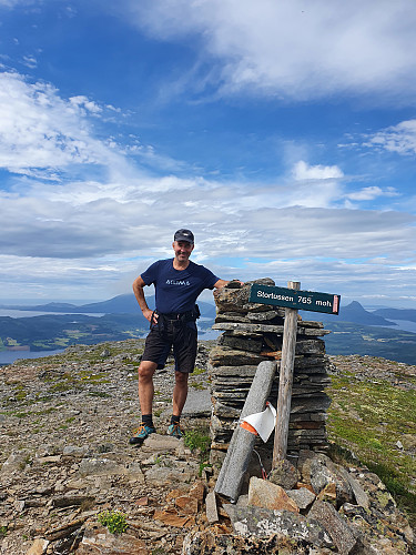 Tustna i bakgrunn