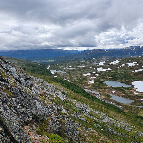 Skrikdalen. Uvanlig med snø her på denne årstida.