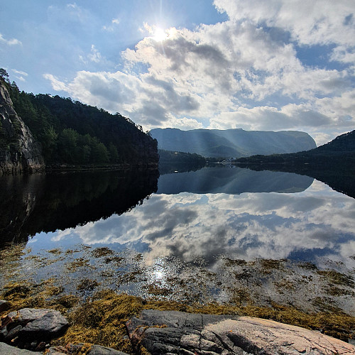 Bergsvarden i bakgrunn.
