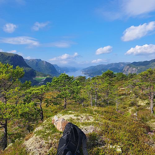 Utsikt fra toppen og utover Åstfjorden.