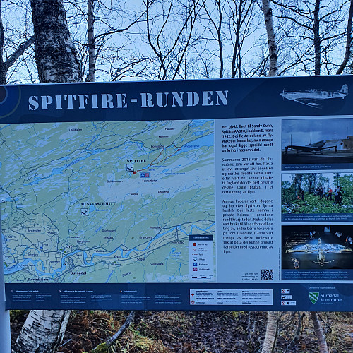 Stor infotavle ved plassen der en Engelsk Spitfire styrtet i 1942.
