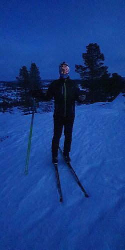 Blåtimen. Helt vindstille og -6 til -12 grader. Snart mulig med ettermiddagstur uten hodelykt.