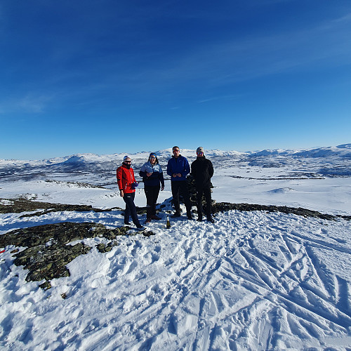 Ungdommen samlet på Grønlifjellet.
