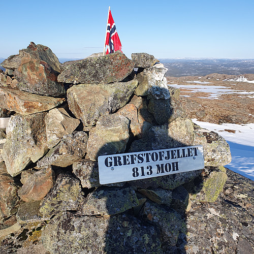 Sørsida av varden. Her er det vanskelig og enes om navn.