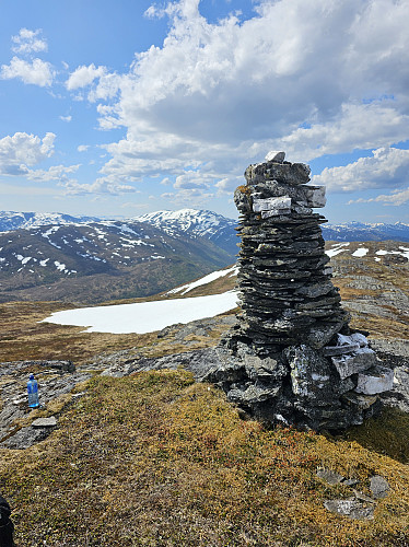 Fin varde og nydelig utsikt fra toppen. Ruten i bakgrunn.