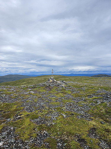 Samsjøvola, Granåsfjellet til venstre og neste topp Burufjellet til høyre.
