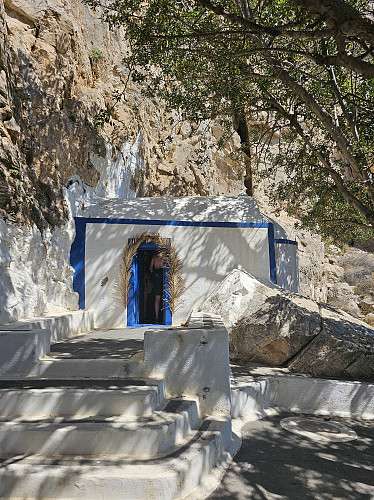 Ett av flere kloster plassert i fjellveggene rundt Profitis Ilias.