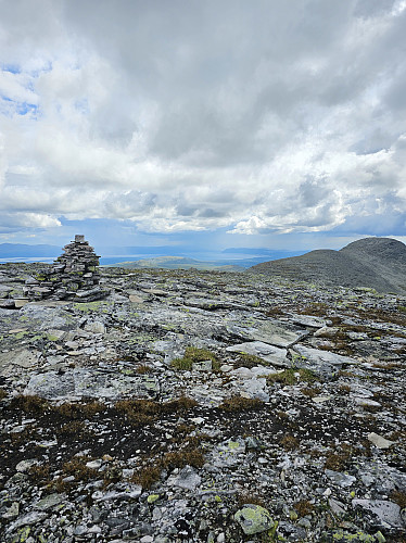 Nordre Sålekinna, og Sålekinntoppen til høyre