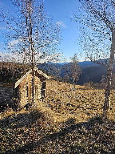 Overkant av dyrkamarka ved Lykkja.