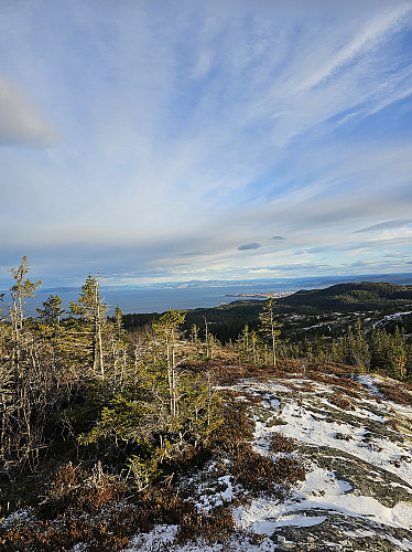 Gjeitfjellet til høyre. Trondheim og Munkholmen midt i bildet.