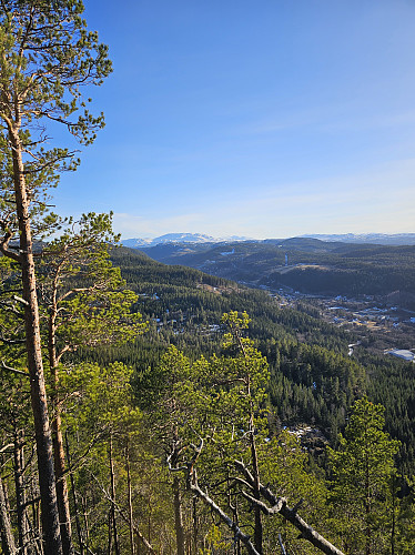 Utsikt over Løkken, med Resfjellet i bakgrunn,