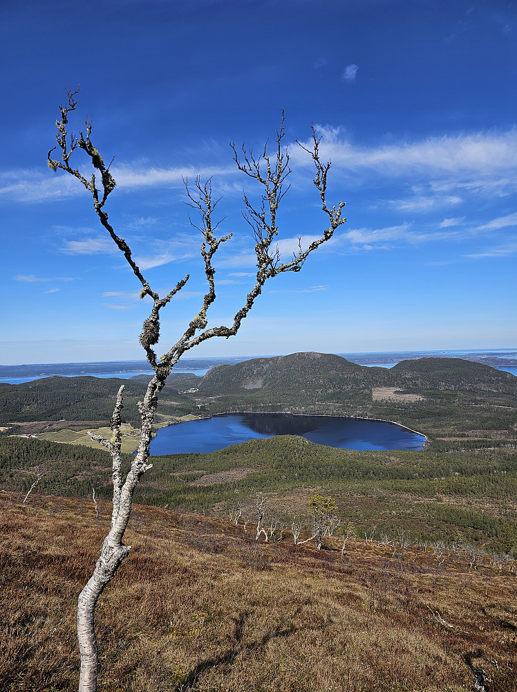 Nesten oppe på Aksla, med utsikt over Heimsvatnet og Gjengstøa.