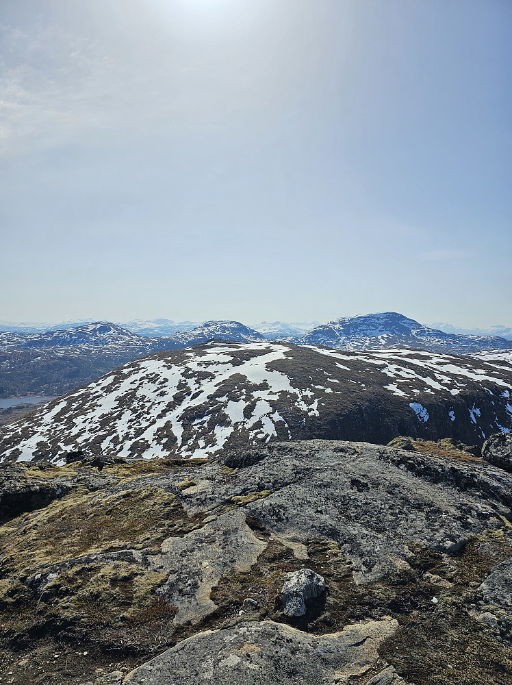 Bratt nedstigning fra Tindan  200 hm ned i skaret mot Storfjellet, og 200 hm opp igjen. Hjelmen og Hjelmkona lenger bak.