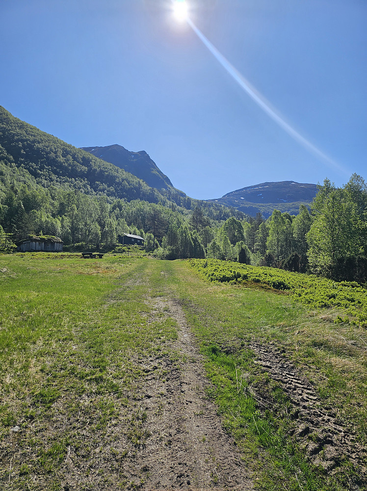 Parkerte ved Gammelsætra i Engdalen. Hornfjellet ned til venste for sola.