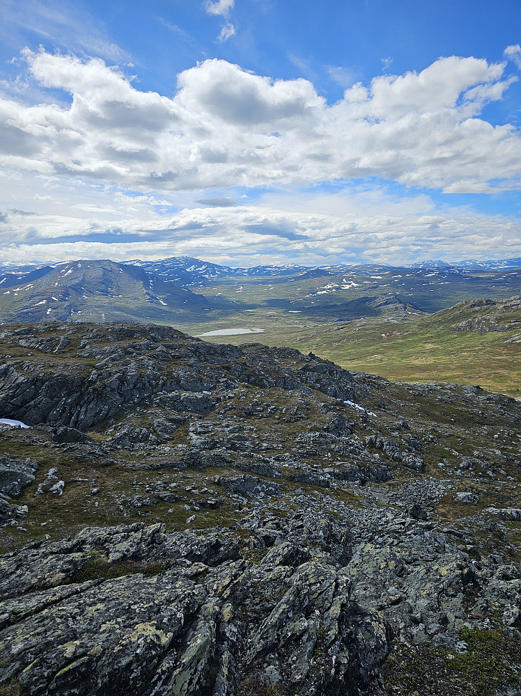 Utsikt sør vestover fra toppen. Storkvolvet