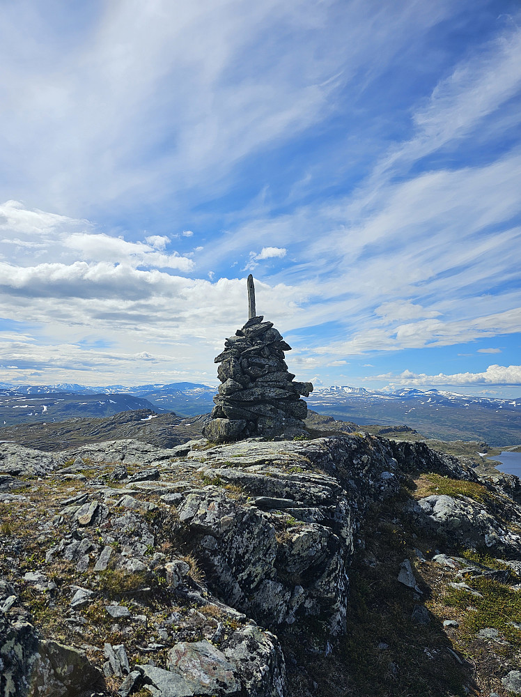 1260 med Svarthætta til høyre og Blåhø til venstre for varden.