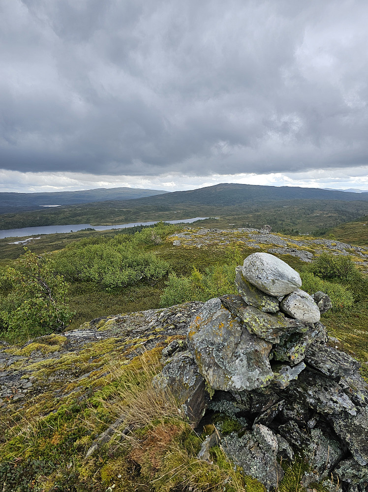Rensfjellet til venstre og Kråkfjellet til høyre.