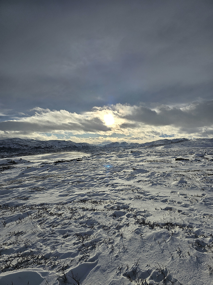 Lite snø i fjellet. Helt avblåst på alle topper.