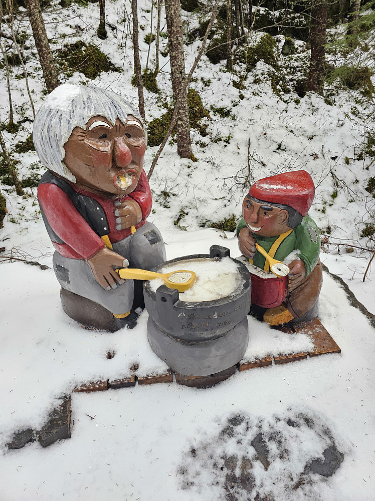 Mange figurer langs Trollstien
