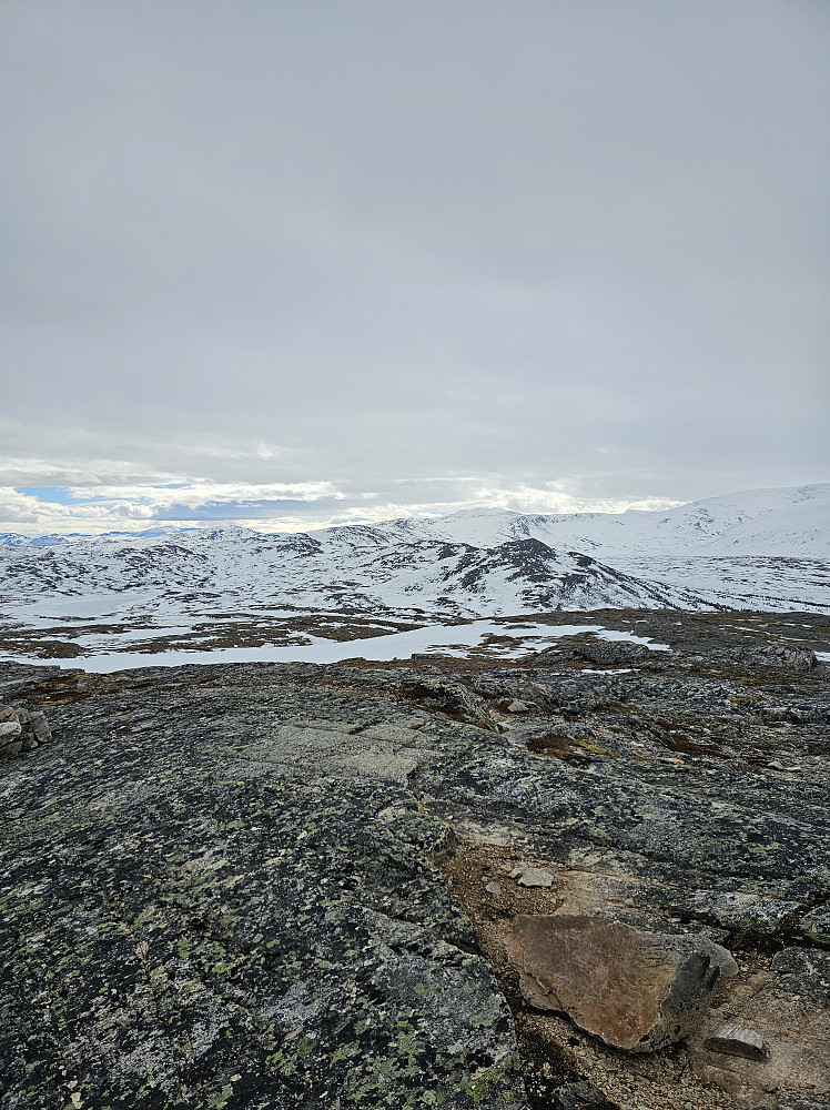 Lite snø på toppene