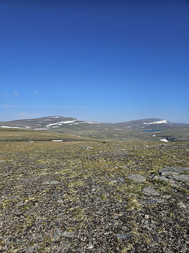 Lertjønnkollen til venstre, Brattfonnhøa til høyre.