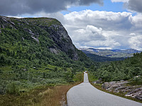 Anleggsveien mellom Ådneram og Duge kraftstasjon, Ørnanuten er fremtredende til venstre i bildet
