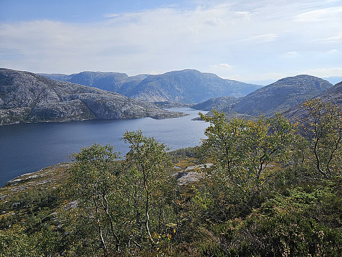 Utsikt fra Breiaskaret over Kvernavatn. En kan se Stigane og Rasmusskardheia i bakgrunnen.