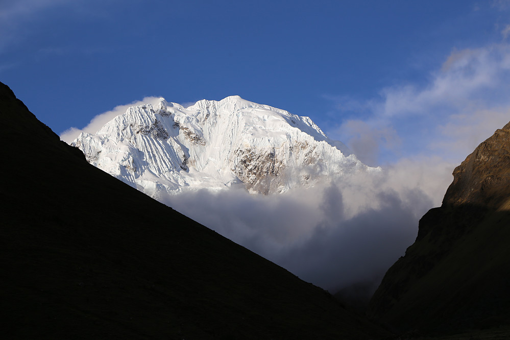 Flott utsikt fra Soraypampa mot Nevado Salkantay med sine 6271 moh. Neste dag, da vi passerte tett på fjellet, var det null sikt.