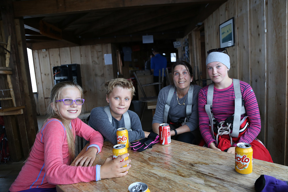 Deilig med en brus i hytta på Norges tak - Marianne, Morten, Line og Henriette - litt slitne etter klyvinga opp ura fra Svellnosbreen til Galdhøpiggen