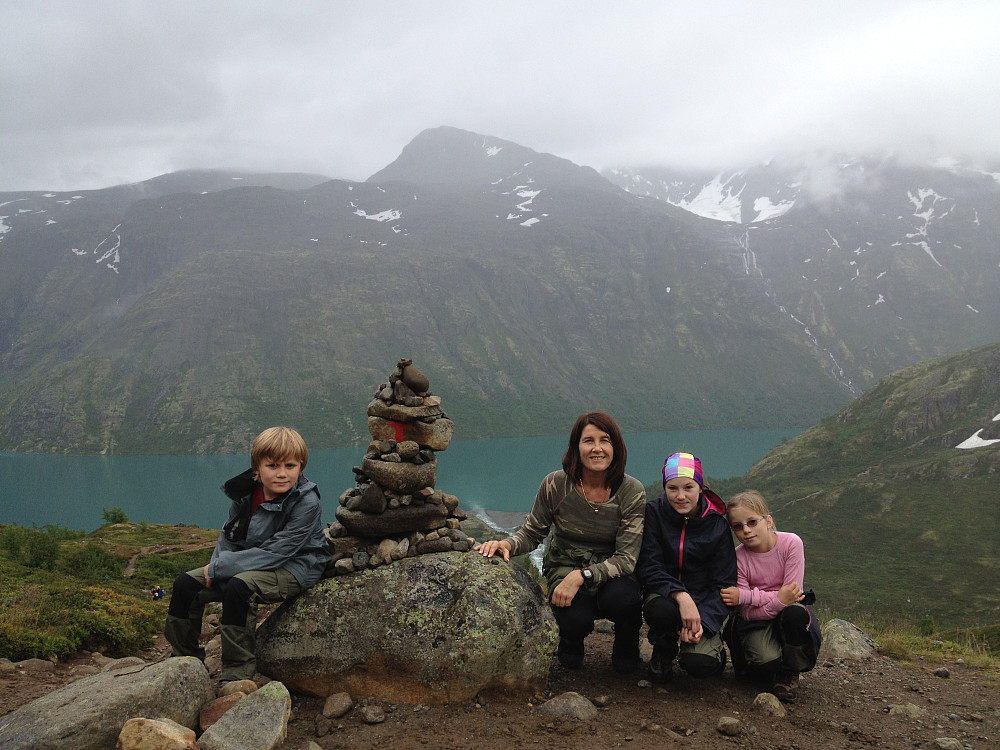 Fint minne på vei opp fra Memurubu. Morten (8,5 år), Line, Henriette (13 år) og Marianne (8,5 år)