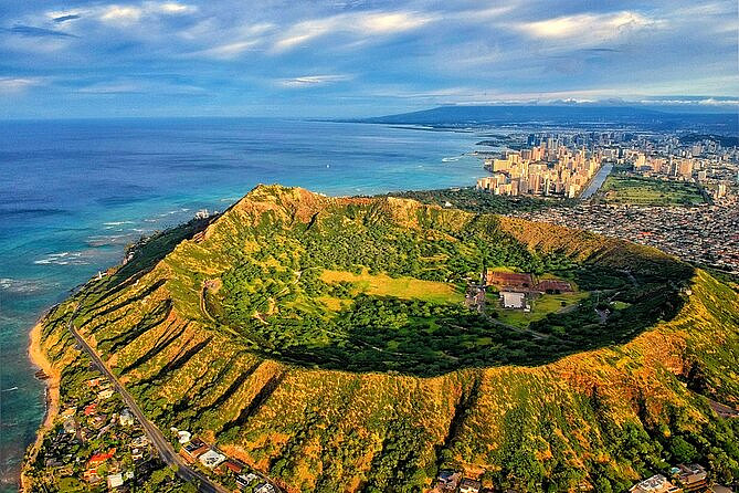 Diamond Head med Honolulu i bakgrunn